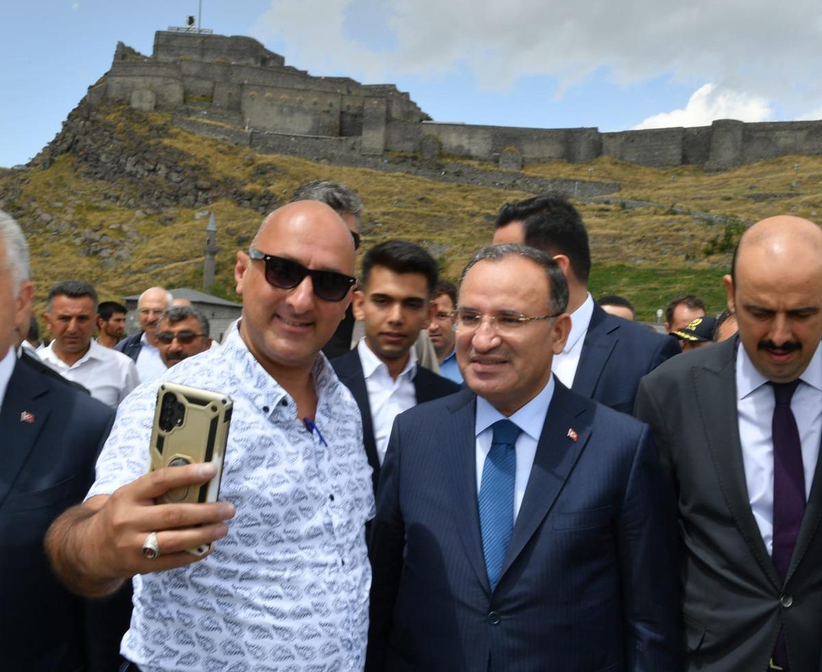 Adalet Bakanı Bozdağ, Kars'ta vatandaşlarla bir araya geldi