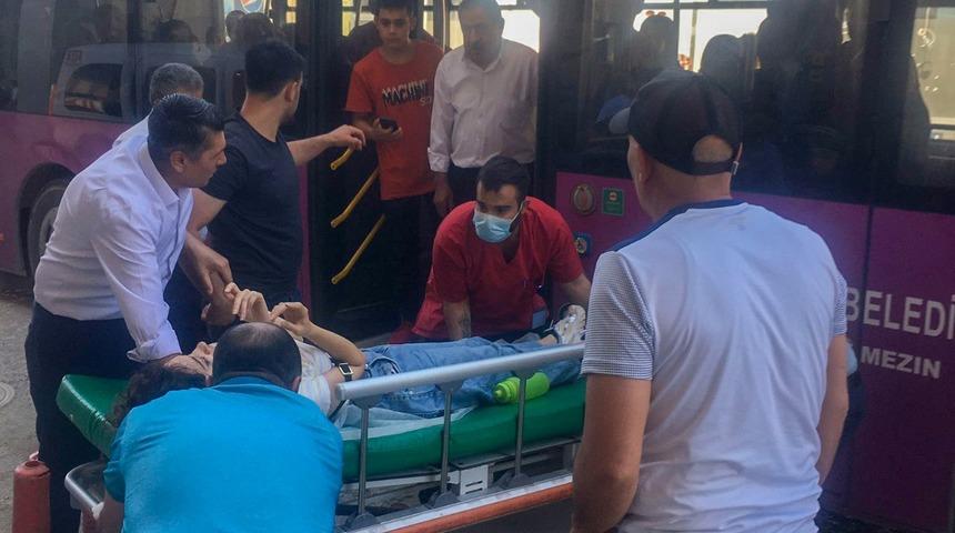 Van'da otobüs şoförü fenalaşan kadın yolcuyu hastaneye ulaştırdı