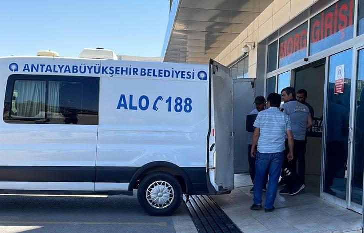 Antalya'da trafik kazasında hayatını kaybeden 3 kadının cenazeleri yakınlarına teslim edildi G3