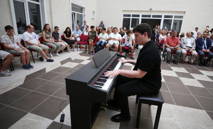 Çanakkale'de buluşan otizmli öğrenciler üniversitedeki müzik eğitimlerini tamamladı G3