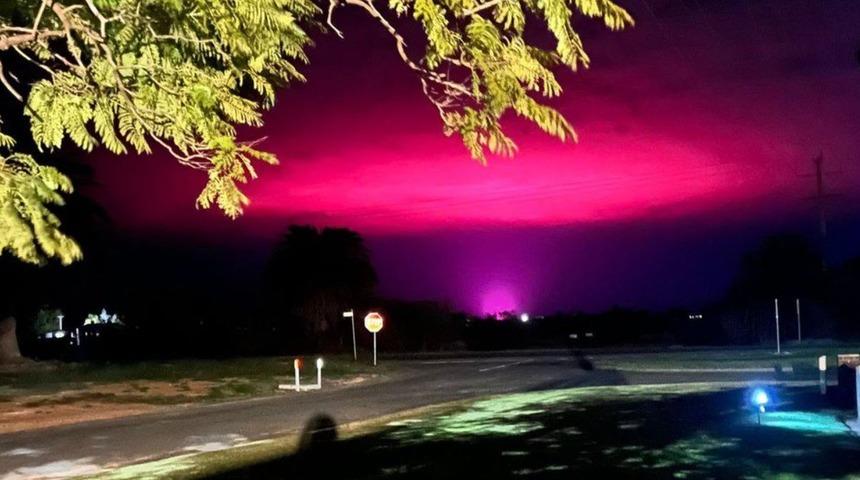 Avustralya'da gökyüzü pembeye boyandı! Uzaylı istilası sandıkları olayın aslı bakın ne çıktı