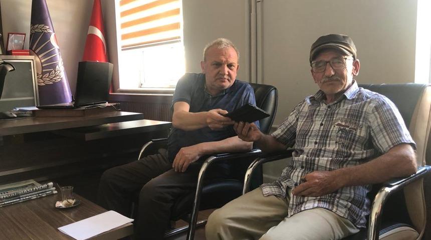 Bursa'da esnaf iş yerinde bulduğu el çantasını sahibine teslim etti