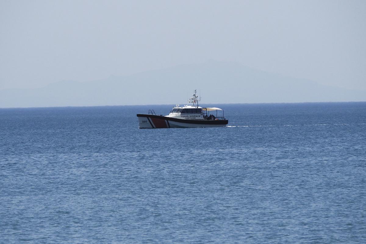 Balıkesir'de teknenin batması sonucu kaybolan 2 kişiyi arama &ccedil;alışmaları s&uuml;r&uuml;yor