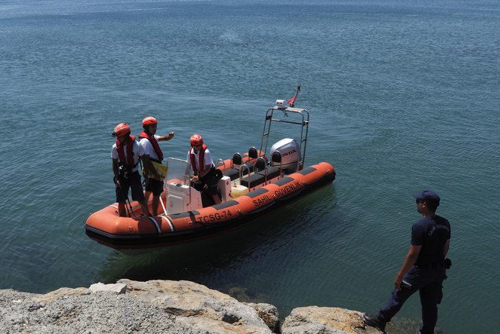 Balıkesir'de teknenin batması sonucu kaybolan 2 kişiyi arama çalışmaları sürüyor G5