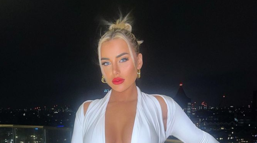 Love Island (Aşk Adası) programının eski yarışmacısı doğal haliyle nefes kesti! Pembe bikinisiyle tam not aldı