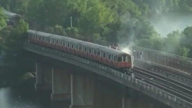 Seyir halindeki tren alev aldı! Yolculardan biri nehre atladı