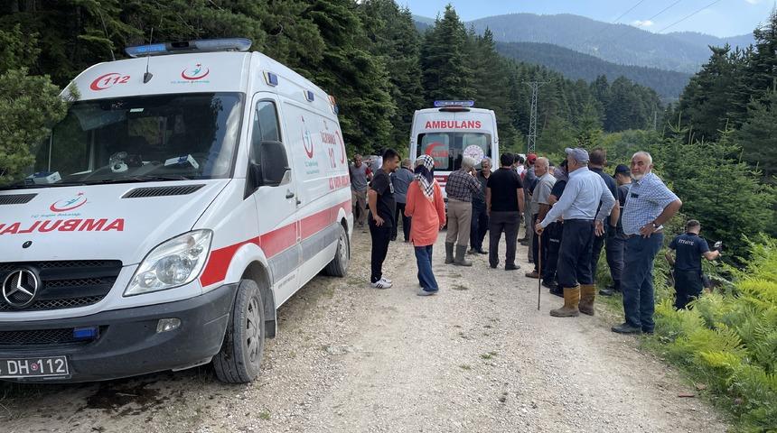 Bolu'da devrilen traktörün altında kalan anne ve oğlu yaralandı