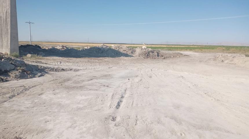 Konya'da boş tarlaya bırakılan varillerden sızan kimyasal atıklar temizlendi