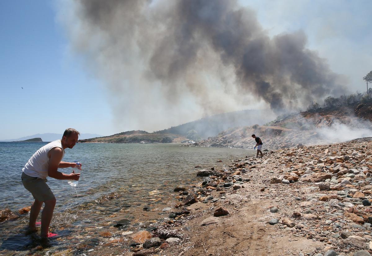 G&Uuml;NCELLEME 2 - İzmir'de &ccedil;ıkan orman yangınlarına m&uuml;dahale ediliyor