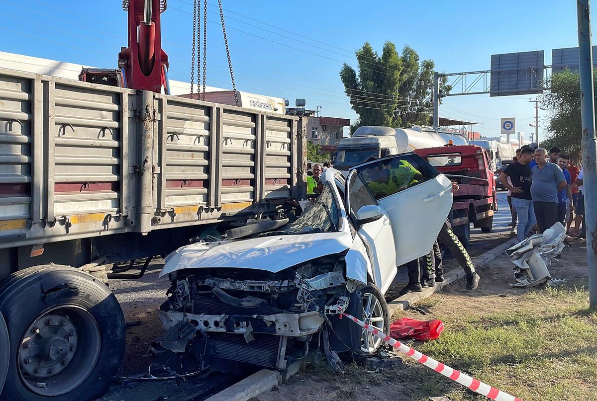 Mersin'de tıra &ccedil;arpan otomobildeki 3 kişi &ouml;ld&uuml;
