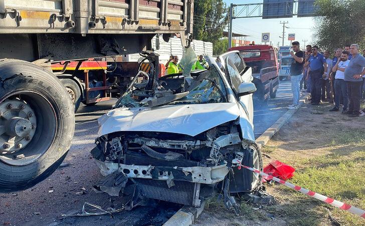 Mersin'de tıra çarpan otomobildeki 3 kişi öldü G4