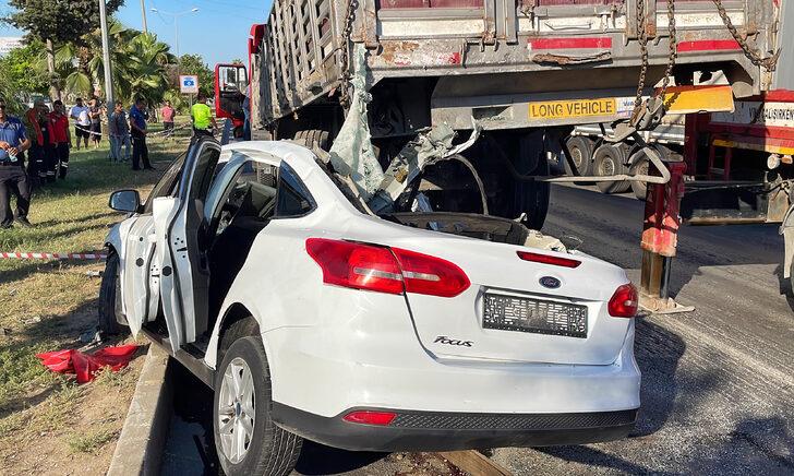 Mersin'de tıra çarpan otomobildeki 3 kişi öldü G2