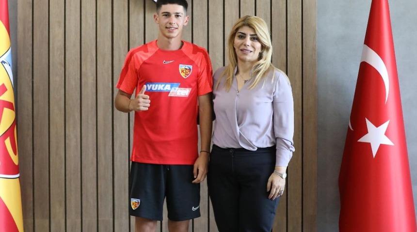 Kayserispor, altyapıdan Baran Ali Gezek ile profesyonel sözleşme imzaladı
