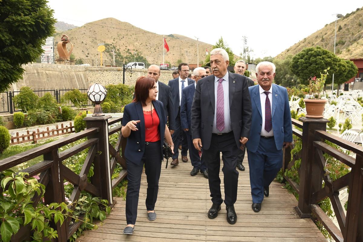 TESK Genel Başkanı Paland&ouml;ken, G&uuml;m&uuml;şhane'de esnafı ziyaret etti