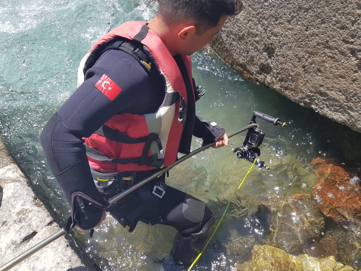 M&uuml;k&uuml;s &Ccedil;ayı'na d&uuml;şen hemşire su altı kamerasıyla aranıyor