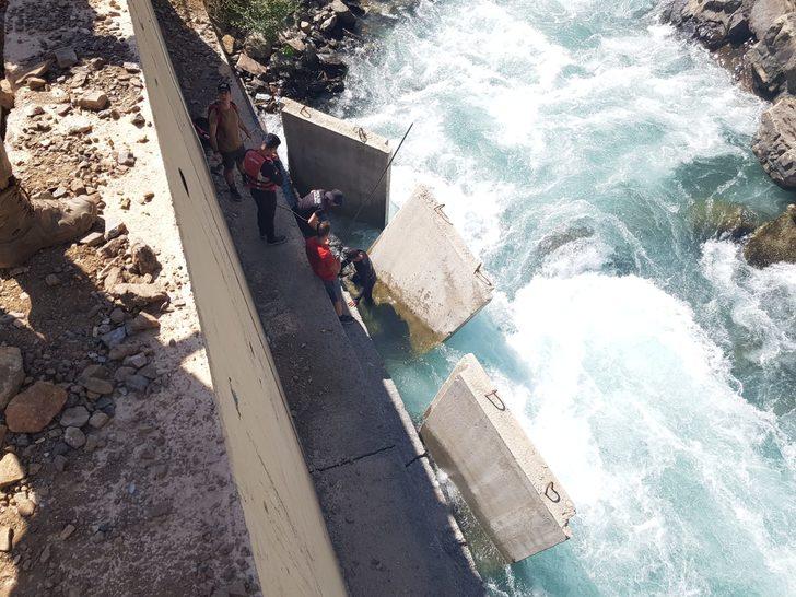 Müküs Çayı'na düşen hemşire su altı kamerasıyla aranıyor G2