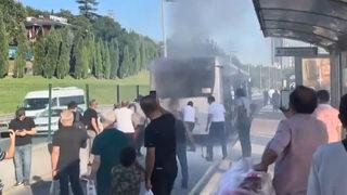 Metrobüste yangın paniği! Bazı yolcular dumandan etkilendi