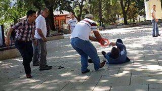 Oğlunu yaralayanı herkesin önünde vurdu