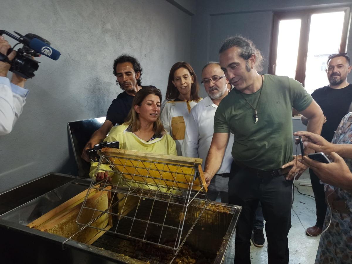 Şarkıcı Kıra&ccedil;, Kahramanmaraş'ta lavanta hasadına katıldı