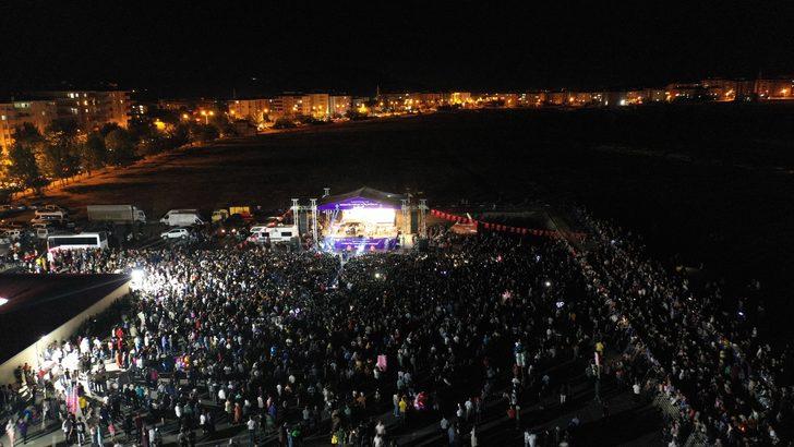 Şarkıcı Kıraç, Kahramanmaraş'ta lavanta hasadına katıldı G3