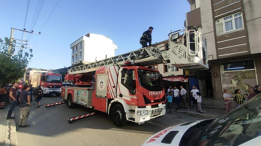 Kocaeli'de apartmanda çıkan yangında iki kişi dumandan etkilendi