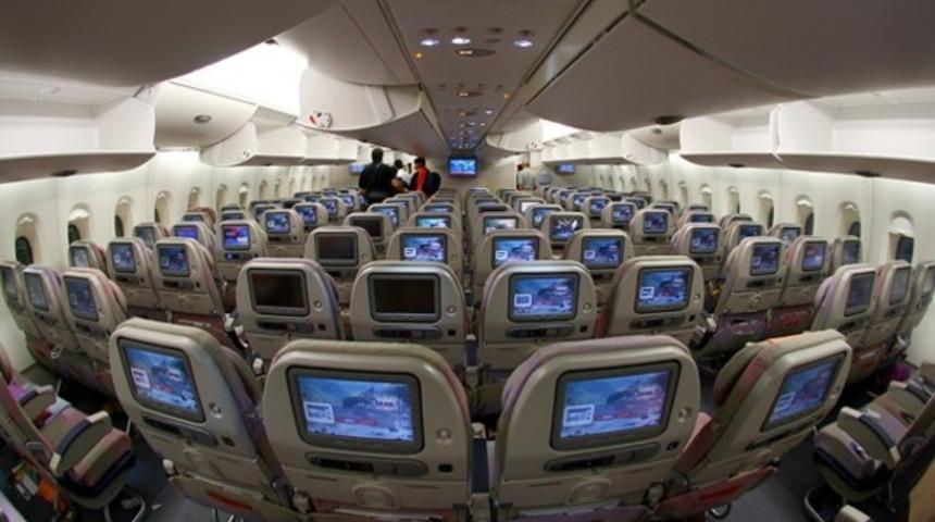 U&ccedil;ak tuvaletinde seks yapan &ccedil;ifte 'mutlu &uuml;remeler' anonsu