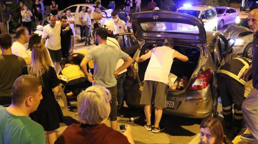 Edirne'de iki otomobil çarpıştı! Ortalık savaş alanına döndü