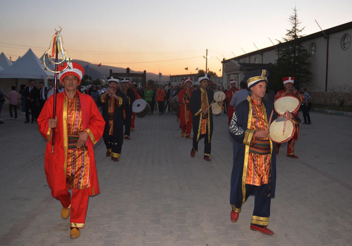 K&uuml;tahya Festivali kortej y&uuml;r&uuml;y&uuml;ş&uuml; ve konserle başladı