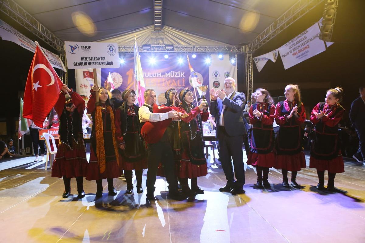 İki dakikada 5 bardak &ccedil;ay i&ccedil;mek i&ccedil;in yarıştılar