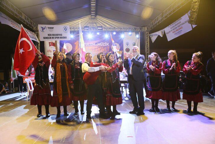 İki dakikada 5 bardak çay içmek için yarıştılar G1