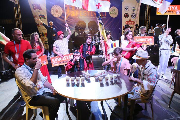 İki dakikada 5 bardak çay içmek için yarıştılar G2