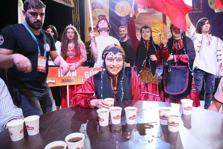 İki dakikada 5 bardak çay içmek için yarıştılar G3