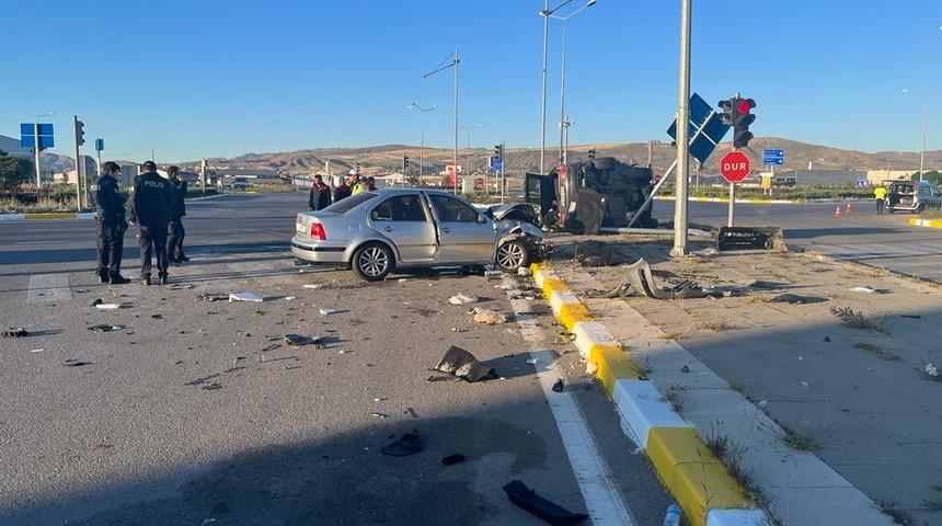 Sivas'ta trafik kazasında sürücü öldü, eşi ve kızı ağır yaralandı