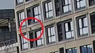 Nefes kesen anlar! Beşinci kattan düşen iki yaşındaki kızı yakaladı, sosyal medyada gündem oldu
