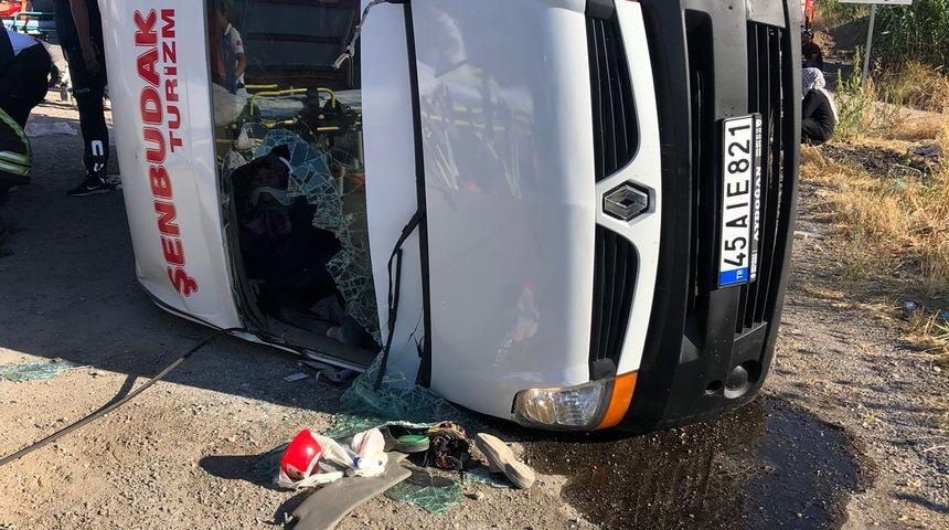 Manisa'da devrilen minib&uuml;steki 19 tarım iş&ccedil;isi yaralandı