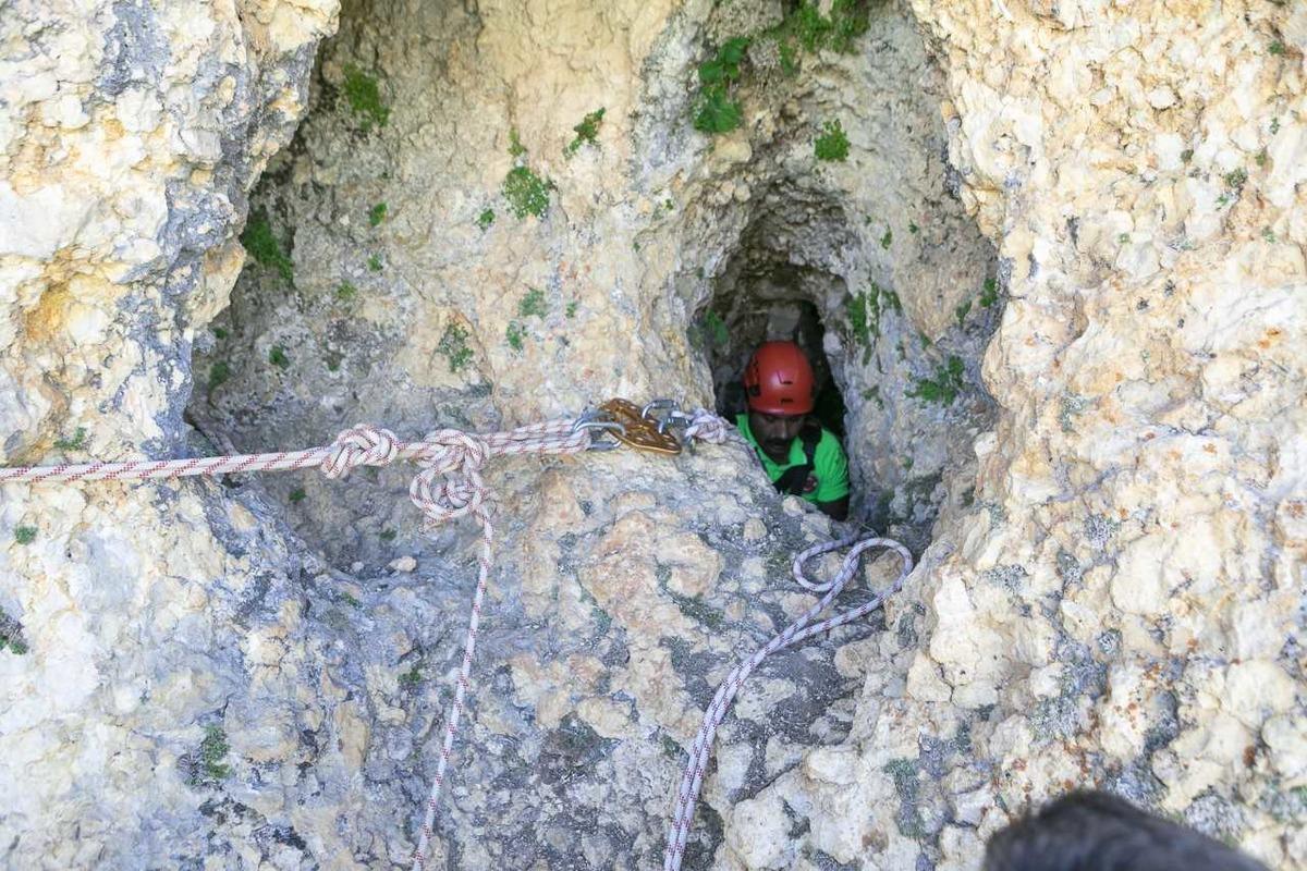 Mersin'de obruğa d&uuml;şen ke&ccedil;iyi itfaiye kurtardı