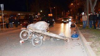 Otomobilin çarptığı hurdacı yaralandı