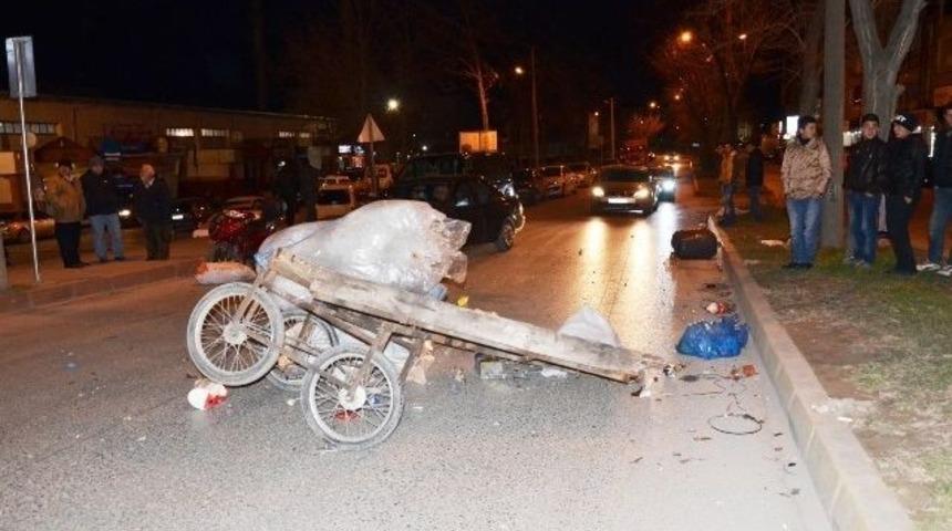 Otomobilin çarptığı hurdacı yaralandı