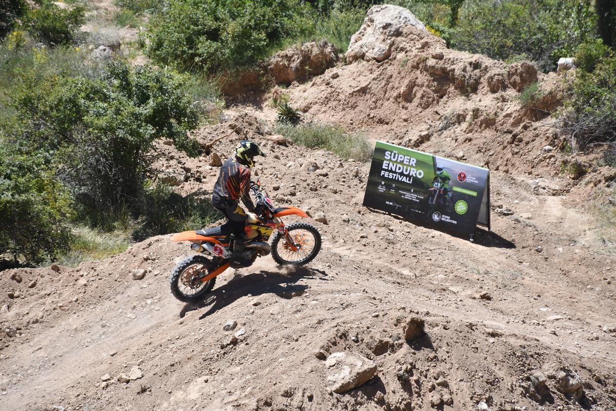 Enduro tutkunları Sivas'ta d&uuml;zenlenen festivalde bir araya geldi