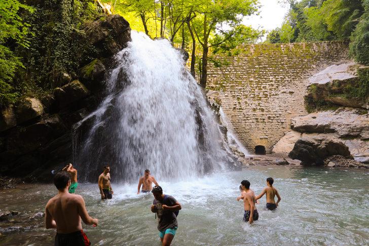 Sakarya'daki Maden Deresi ve Şelalesi hafta sonu ziyaretçilerle doldu G3