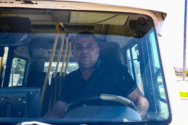 Adana'da minibüs şoförü, araçta rahatsızlanan yolcuyu hastaneye götürdü