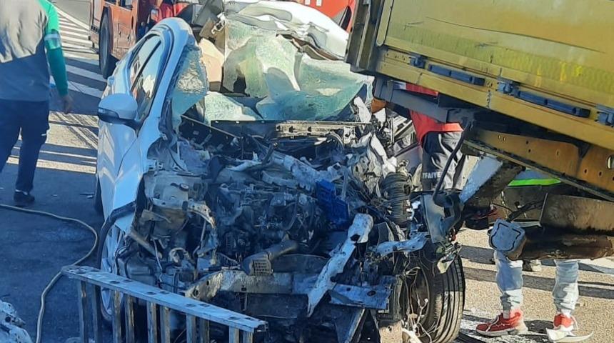 Bolu'da tıra çarpan otomobildeki 2 kişi öldü