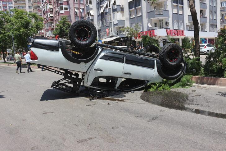 Adana'da refüjdeki ağaca çarpan araçtaki 4 kişi yaralandı G2