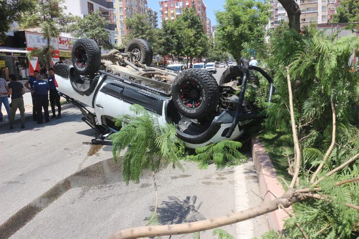 Adana'da refüjdeki ağaca çarpan araçtaki 4 kişi yaralandı G3