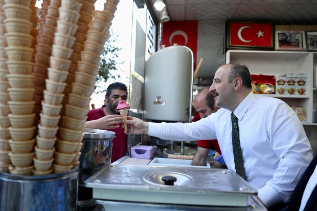 Bakan Mustafa Varank'tan Erzurum'da vatandaşlara dondurma ikramı