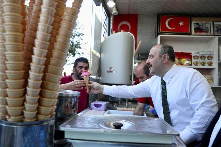Bakan Mustafa Varank'tan Erzurum'da vatandaşlara dondurma ikramı G1