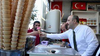 Bakan Mustafa Varank'tan Erzurum'da vatandaşlara dondurma ikramı