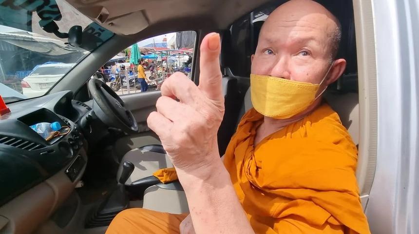 Sarhoş bir şekilde araba kullanırken yakalandı! Taylandlı keşişin açıklaması şoke etti