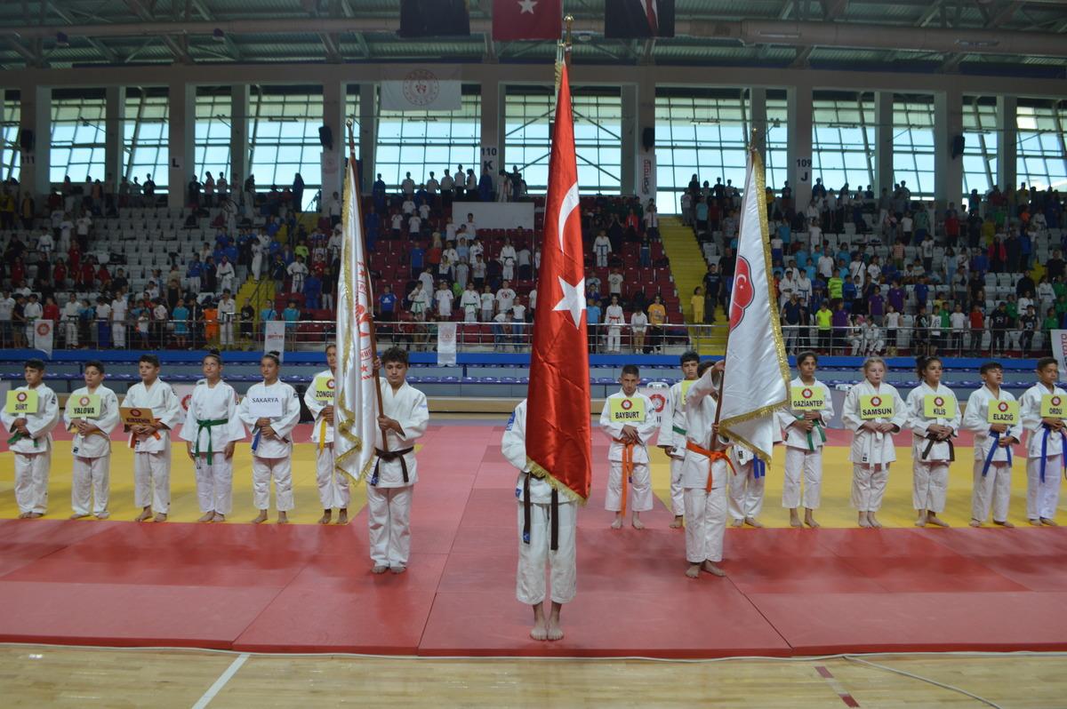 Spor Toto Minikler T&uuml;rkiye Judo Şampiyonası s&uuml;r&uuml;yor
