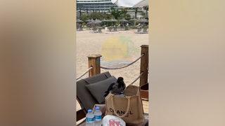 Kargadan şoke eden hareket! Turistlerin çantasından 100 Euro'yu böyle çaldı